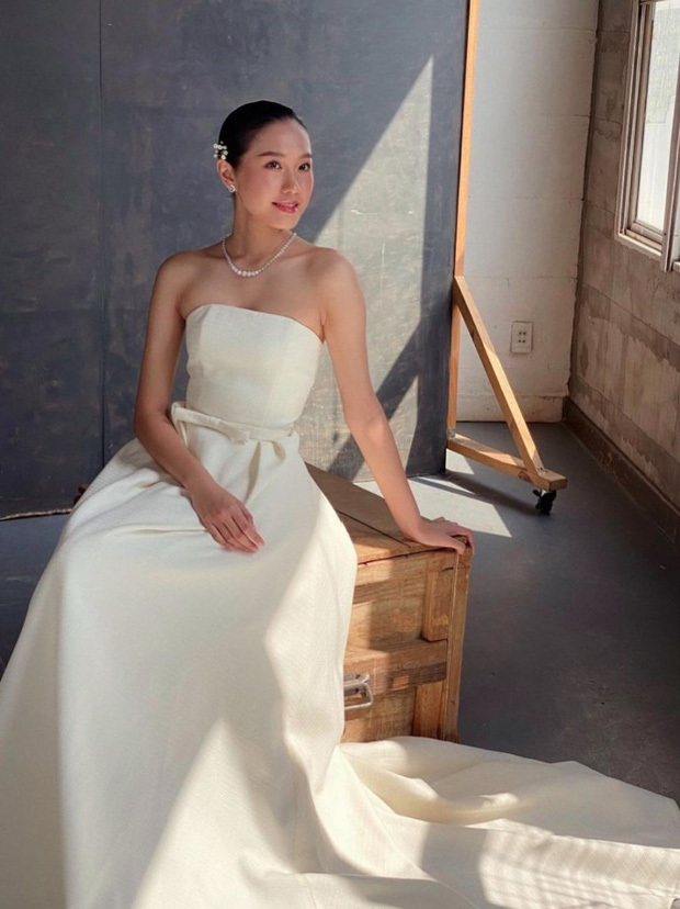 Cô nàng diện váy cưới trắng tinh khôi khoe khéo nhan sắc ngọt ngào. (Ảnh: Instagram)