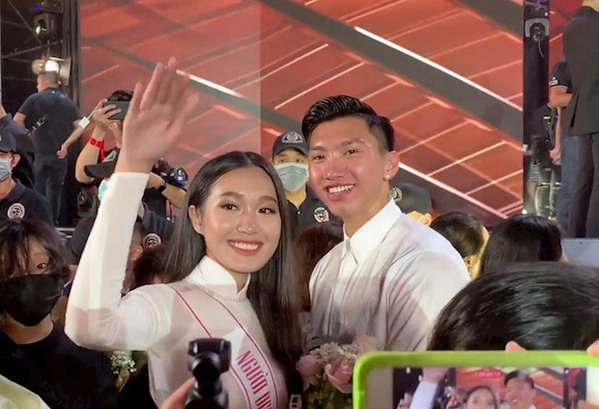 Cả hai thân mật tại hậu trường Hoa hậu Việt Nam 2020. (Ảnh cắt từ clip)