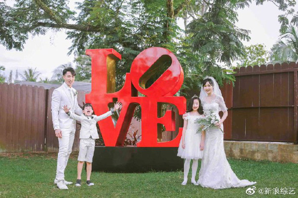 Ảnh cưới có sự góp mặt của hai người con kháu khỉnh. (Ảnh: Weibo)