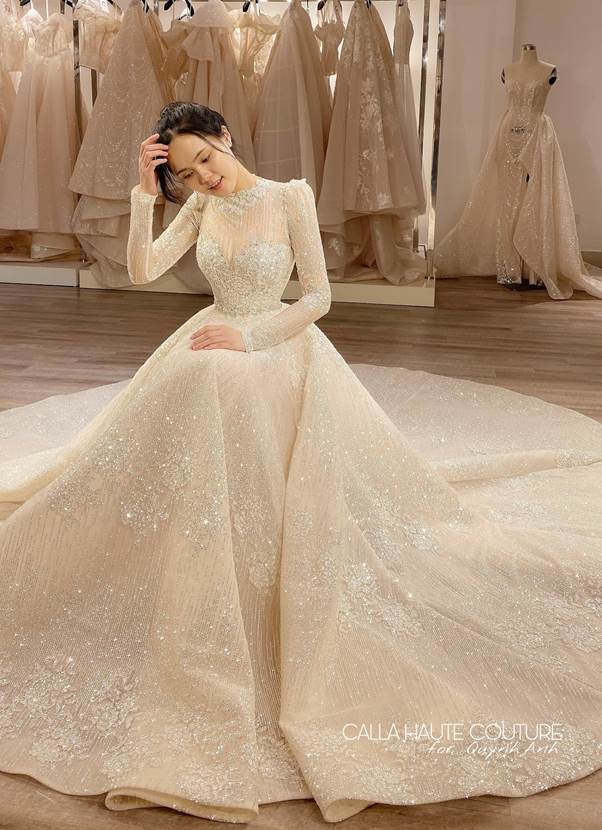 Váy cưới được thiết kế từ hàng nghìn viên đá quý. (Ảnh: FBNV)