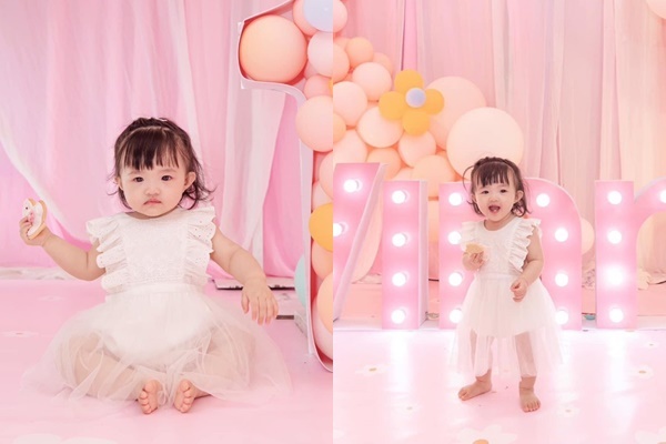 Nhân dịp sinh nhật tròn 1 tuổi của con, giọng ca 30 Ngày yêu cũng chọn cho con đầm công chúa trắng phối vải voan mỏng đơn giản nhưng vô cùng xinh xắn. (Ảnh: FBNV)
