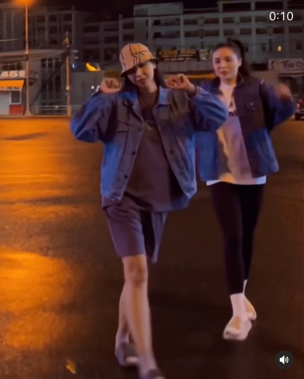 Đi dạo phố Đà Lạt về đêm, đôi bạn thân chọn trang phục jeans đồng điệu. (Ảnh: Chụp màn hình)